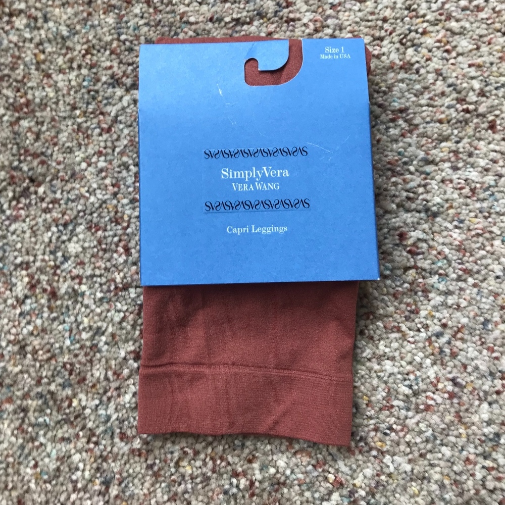 NWT - Simply Vera  Vera Wang Capri Leggings